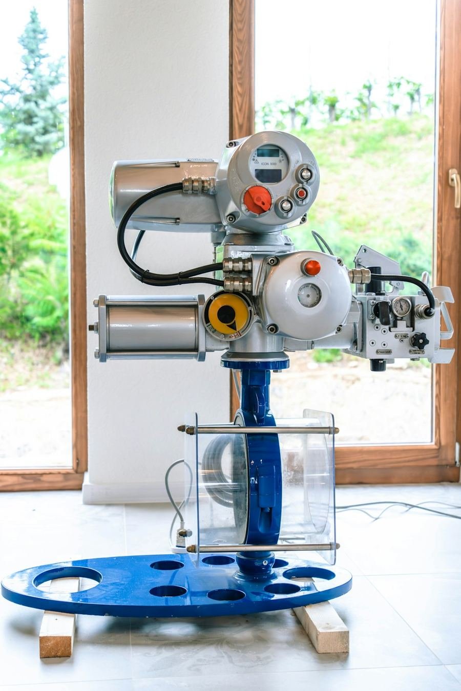 Válvula industrial com atuadores elétrico e pneumático